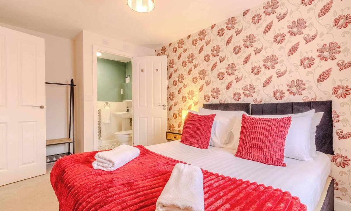 Bedford House | Spacious and Cosy 3-bed Home in Bedford by Renzo, Free Parking, Close to A6