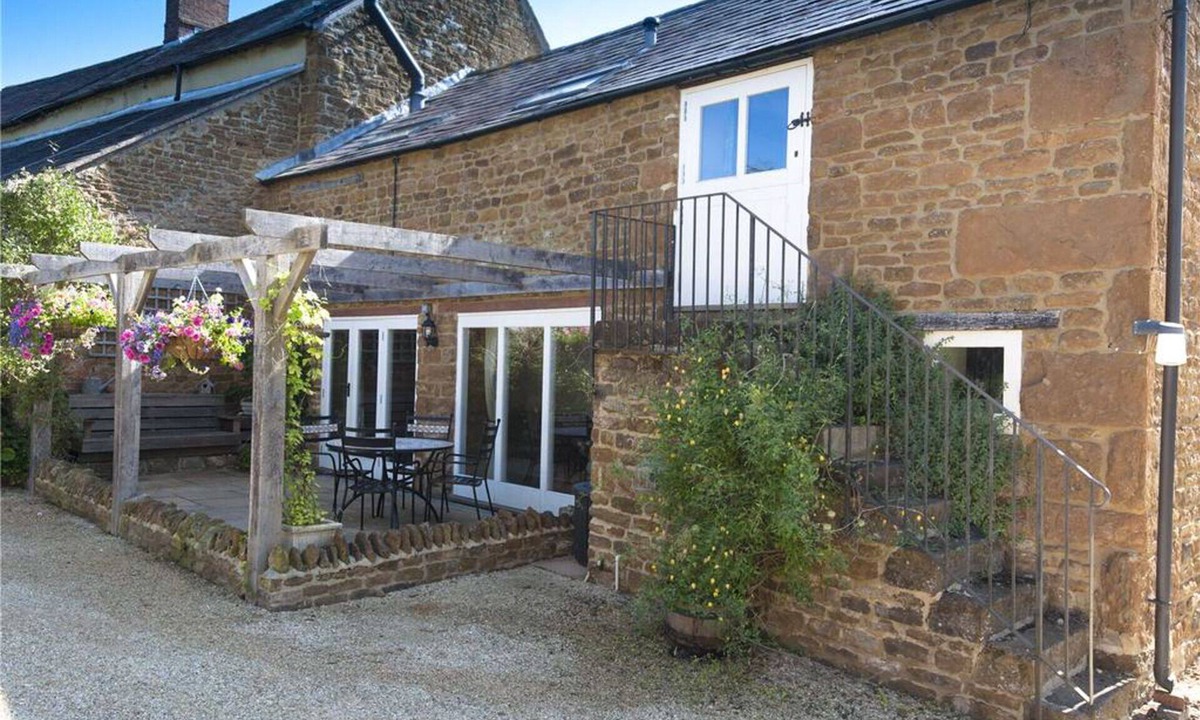 Shutford House | Spacious barn conversion in a tranquil Oxfordshire village