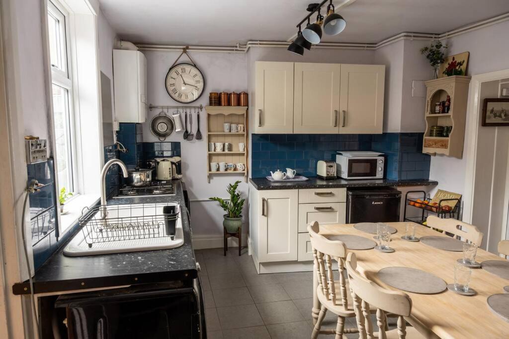 Hornsea House | Spacious Charming Cottage near Lake and Sea