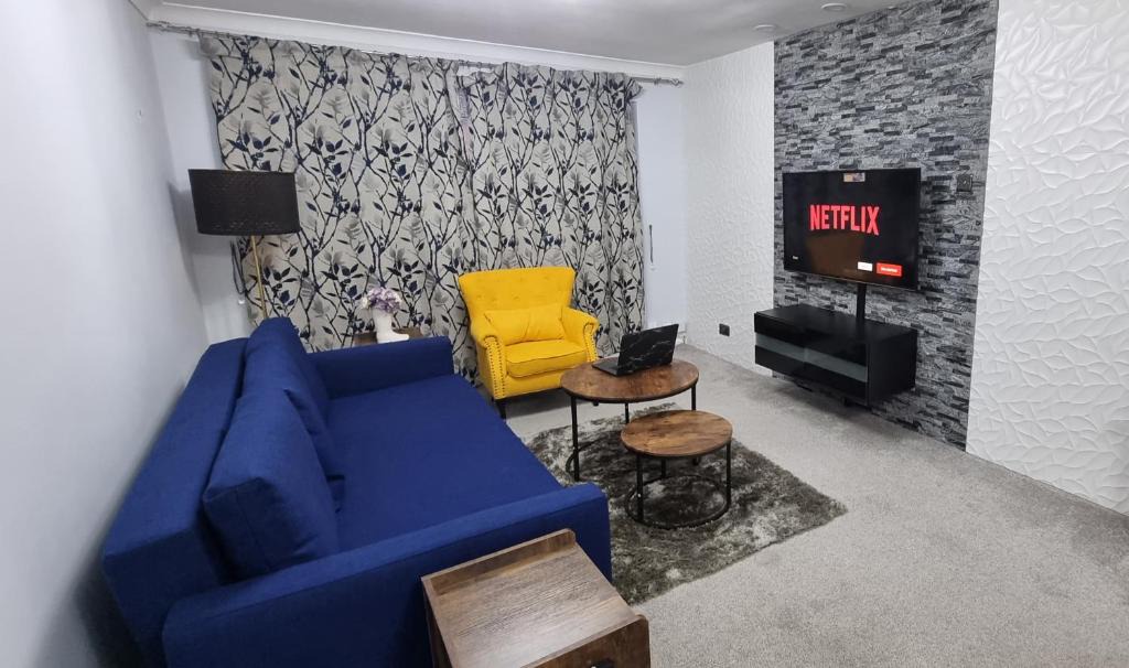 Luton Apartment | Spacious Large House - Very close to M1 - Walking distance to L&D Hospital - Contractor Friendly - Large groups