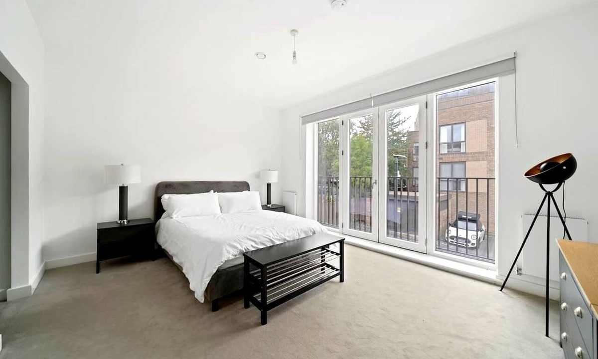 Queen's Park Apartment | Spacious London Townhouse with Parking