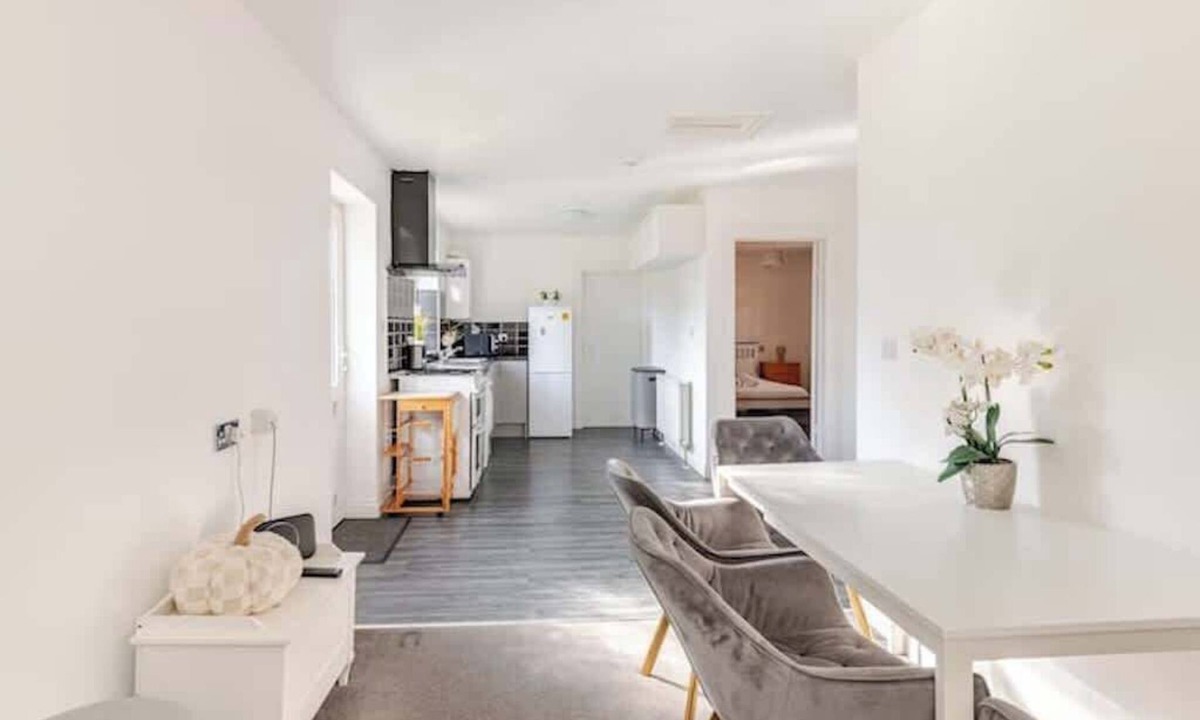Oxford Villa | Spacious Riverside View Bungalow