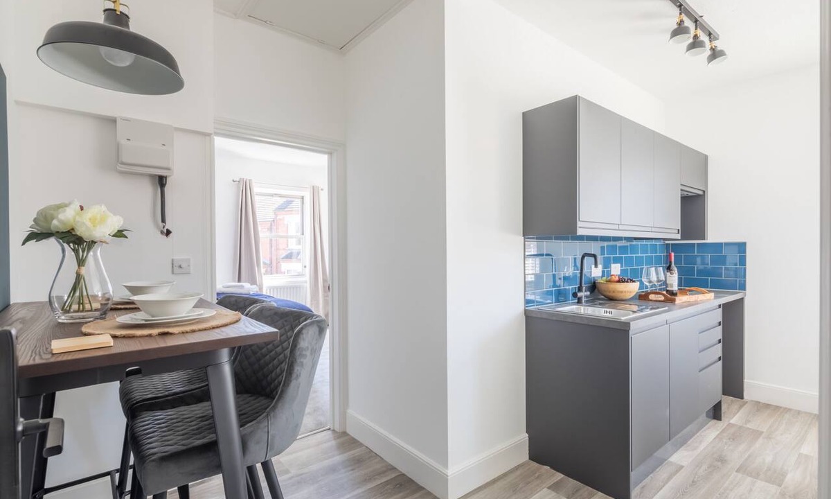 Wolverton Apartment | Spacious self catering serviced studio apartment