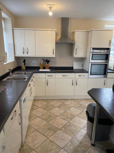 Mansfield House | Spacious, Sleeps 18, 3 Bathrooms, Parking, Parks, Mansfield, Sherwood