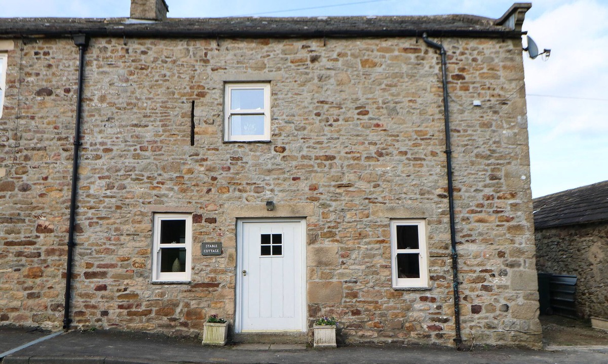 Barnard Castle Cottage | STABLE COTTAGE, pet friendly, with hot tub in Barnard Castle