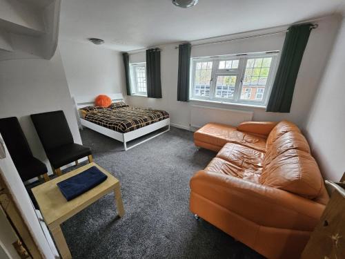 Windsor Hotel | Standard Single Room - Shared