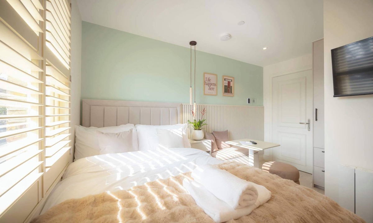 Little Venice Apartment | Standard Studio 11 at The Orange Door Little Venice
