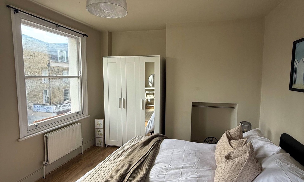 Stoke Newington Apartment | Stokey Skyline Retreat With Balcony
