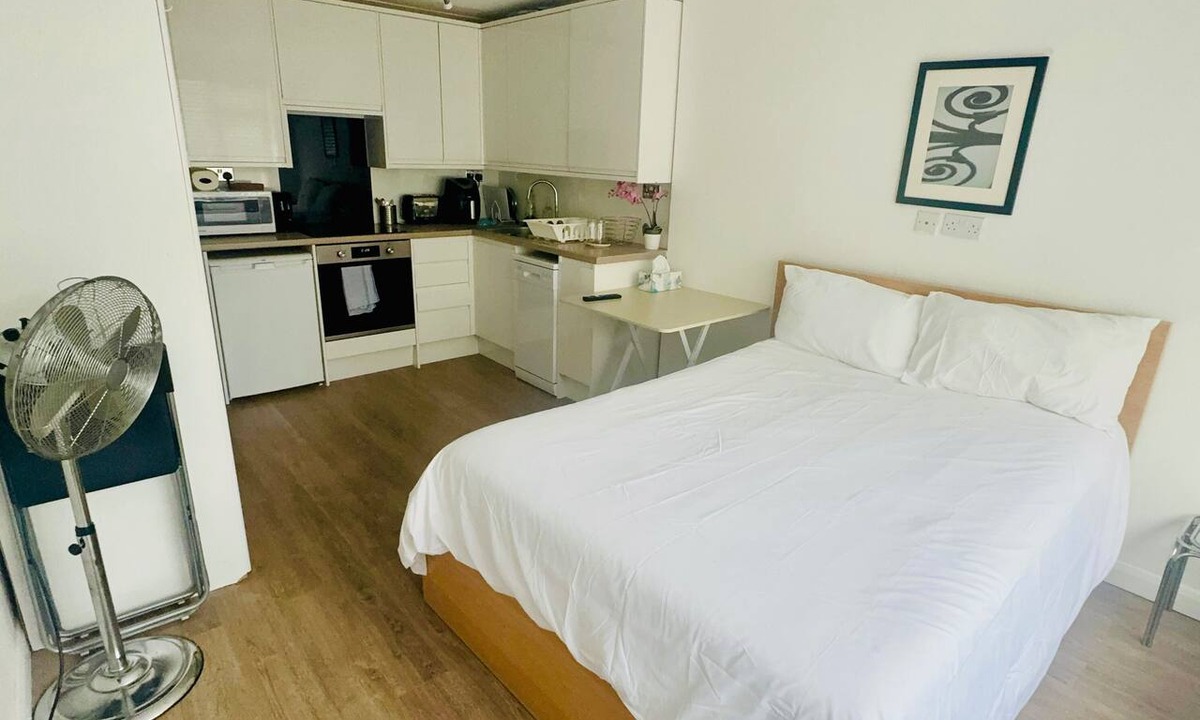 East Dunstable Apartment | Studio - Sleeps 2 - Wifi - Parking