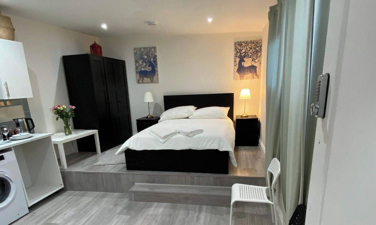 Acton Apartment | Studio Sleeps 3 - Outdoor Space - Pet Friendly