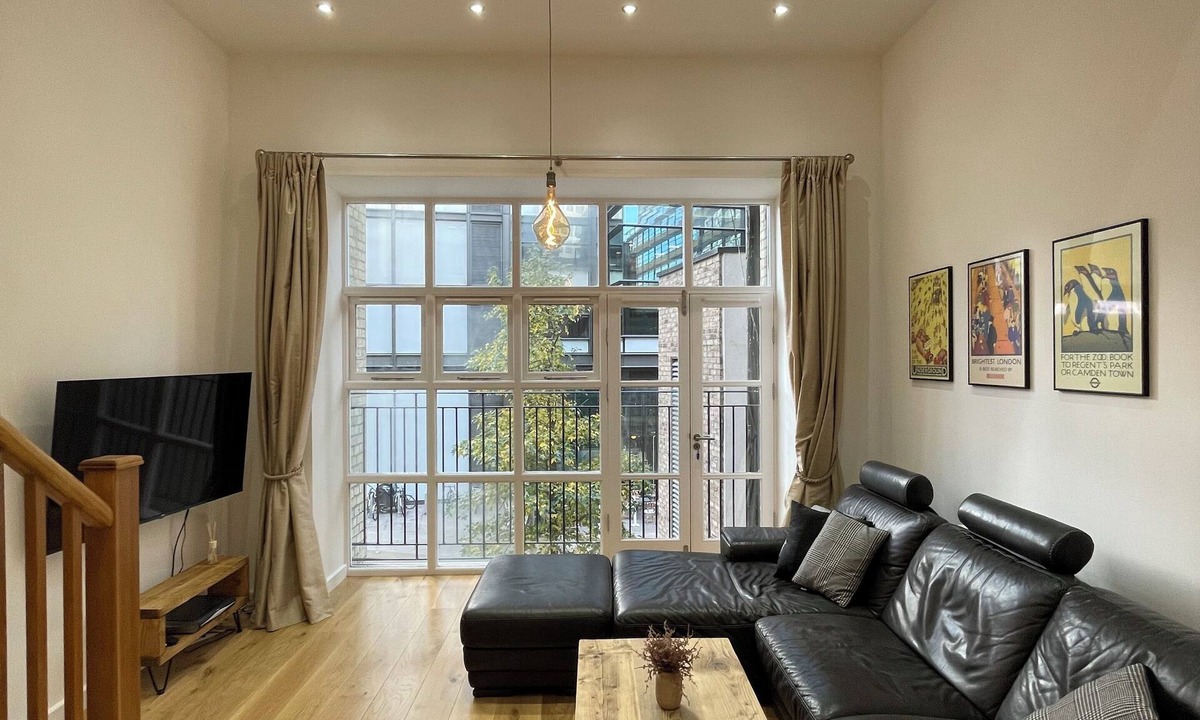 St Luke's Apartment | Stunning 3BD Maisonette w/Balcony - Old Street!