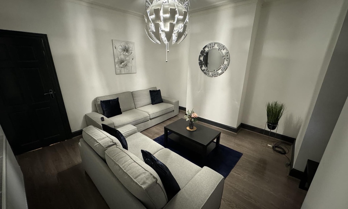 Harehills House | Stunning 4-Bed House 5xDouble beds, ideal for familys, Groups& Contractors
