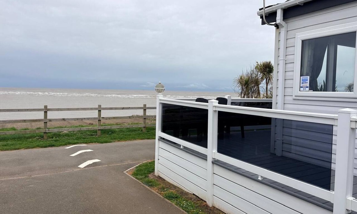 Pakefield Cabin | Stunning 4 berth lodge with full sea views in Suffolk ref 68031CR