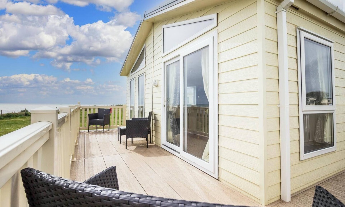 Mappleton House | Stunning 6 berth lodge with sea views for hire at Skipsea Sands ref 41136NF