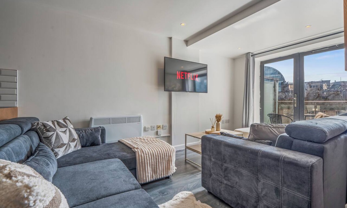 Nottingham City Centre Apartment | Stunning Apartment Overlooking the Victoria Centre - Sleeps 10 - Parking - WiFi