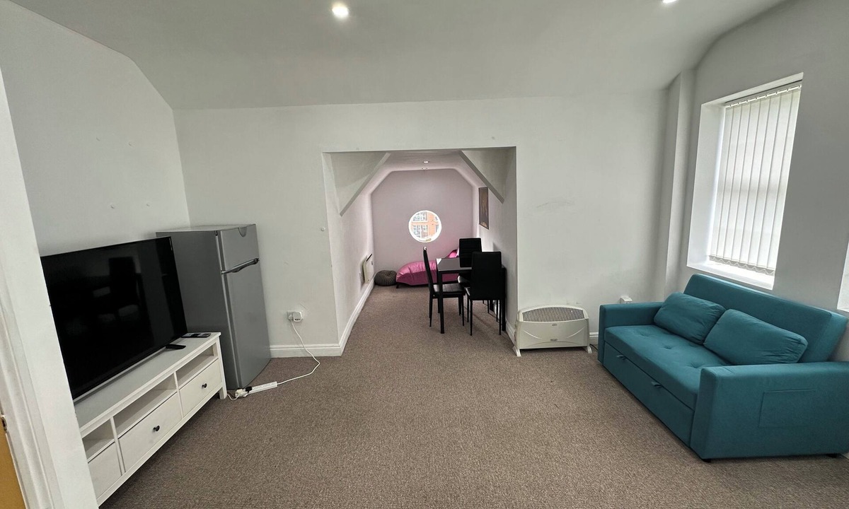 The Westside Apartment | Stunning Birmingham City Center Apartment with Free Parking - Sleeps 4