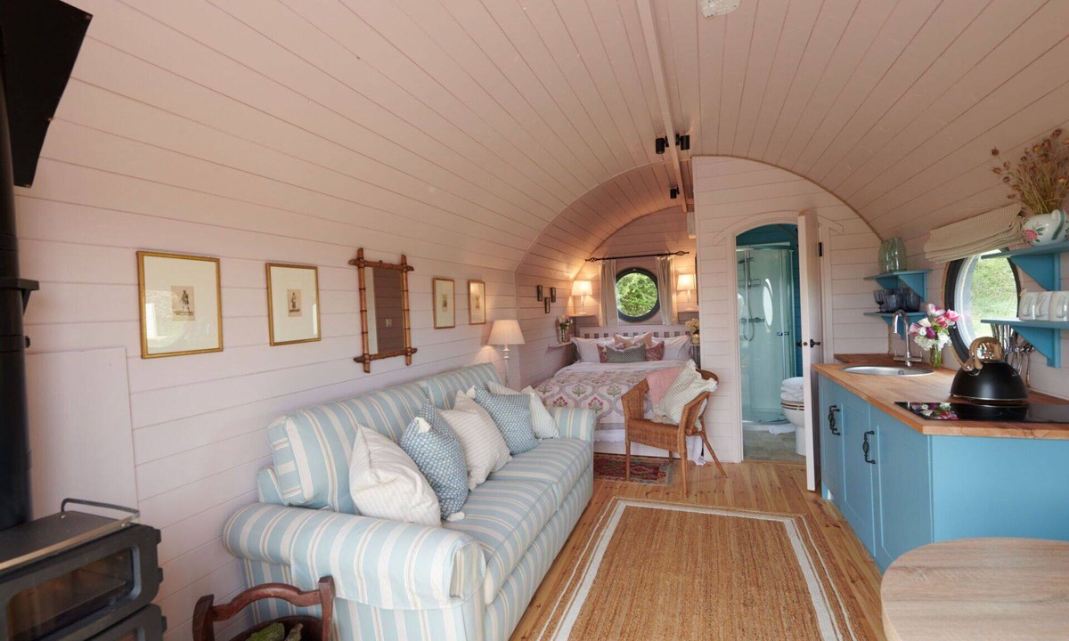 Banbury House | Stunning villa for 4 people with hot tub, terrace and pets allowed