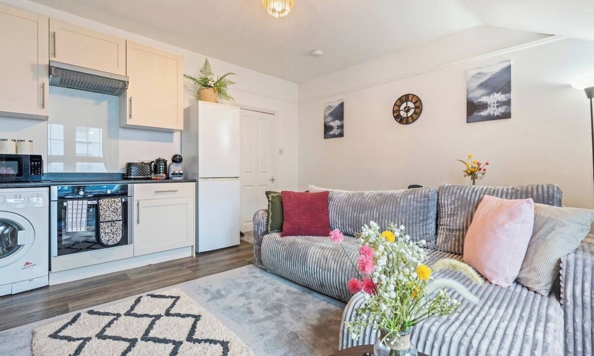 West Molesey Apartment | Stylish 1-Bed Near Hampton Court Place - Sleeps 4