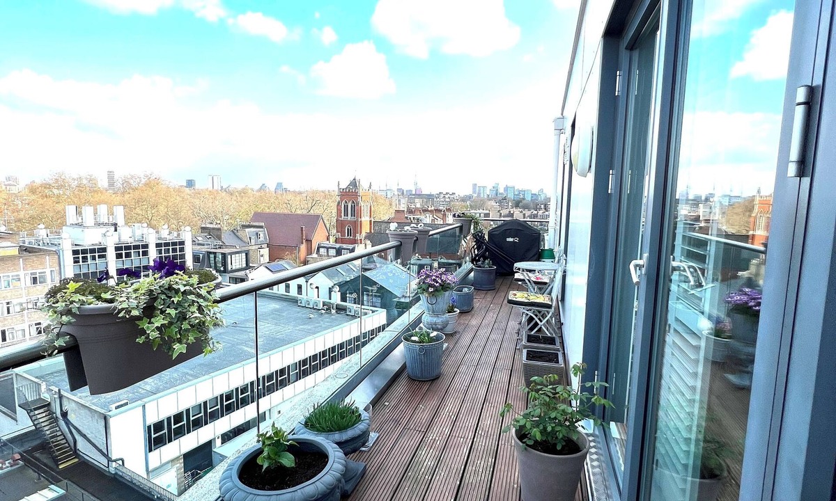 Town Apartment | Stylish 1 Bed Penthouse Apartment With Large Cityscape Balcony
