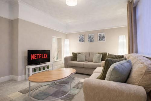 Kirk Sandall Apartment | Stylish 2 Bedroom Home in Quiet Neighbourhood with 3 Beds and Free Parking