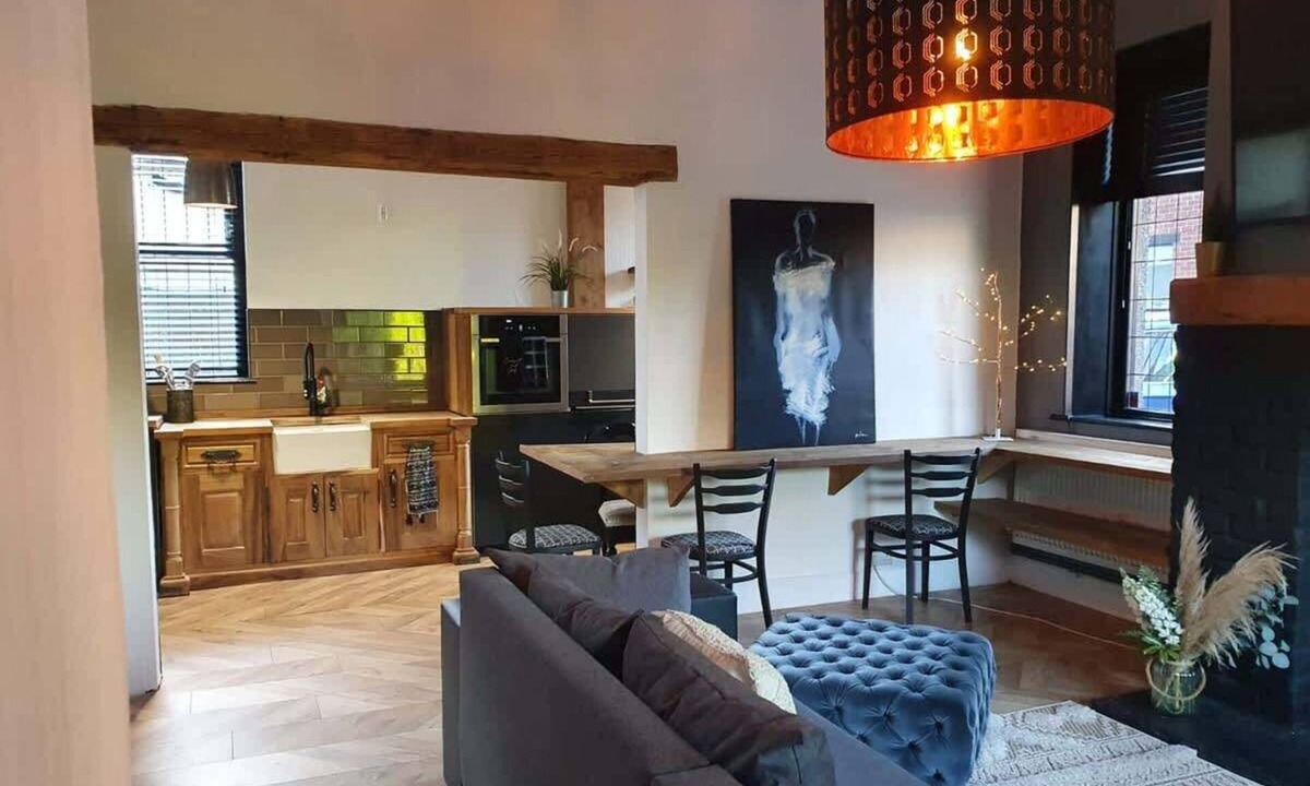 Rochdale House | Stylish 2BR | Wi Fi & Parking by Hosterooo