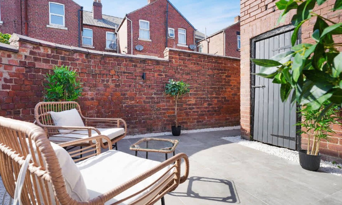 Doncaster House | Stylish 4BR Sleeps 8 by Stay With Us