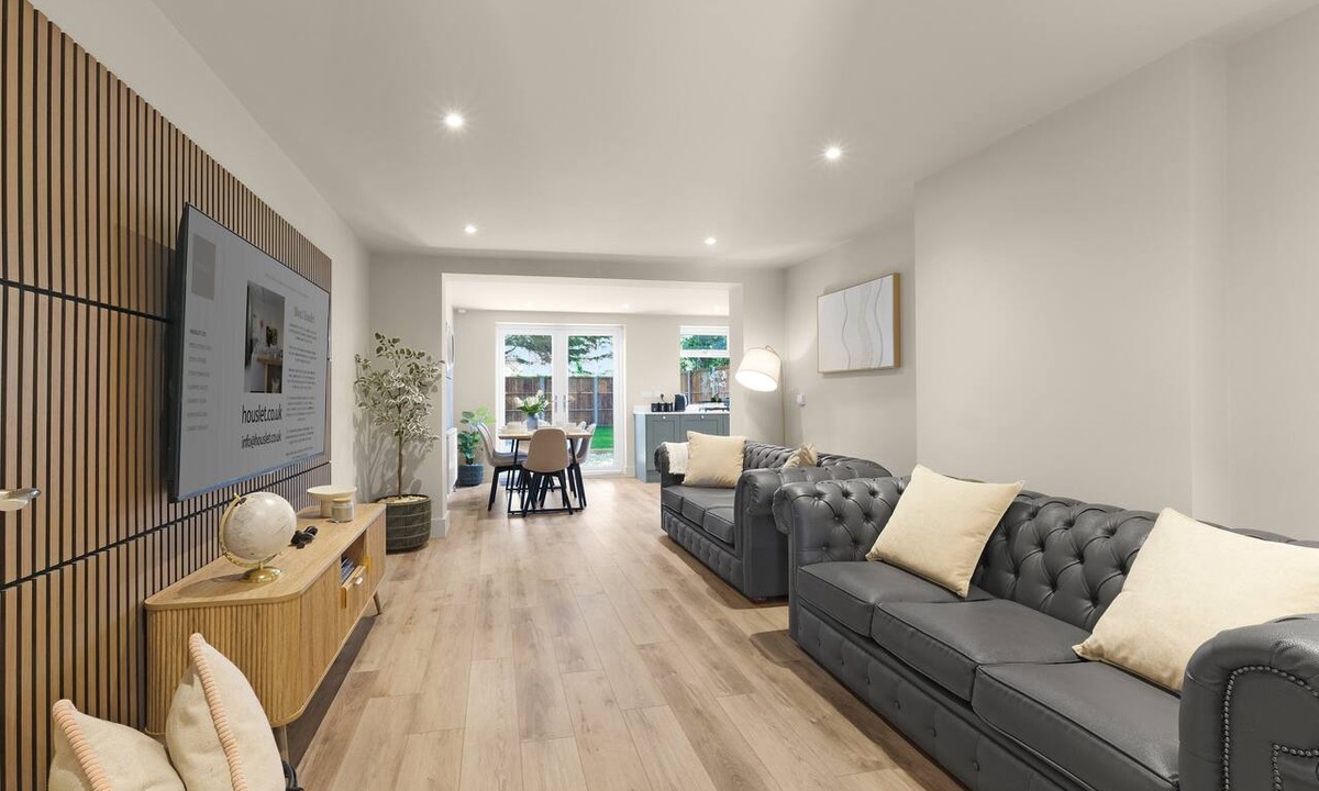 Watford House | Stylish 5 Bed Nr Warner Bros- Parking
