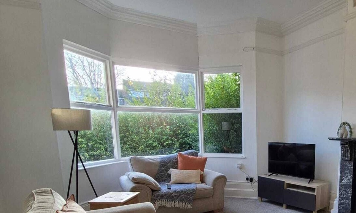 Oadby House | Stylish 5-Bedroom House Near DMU, LRI & City Centre