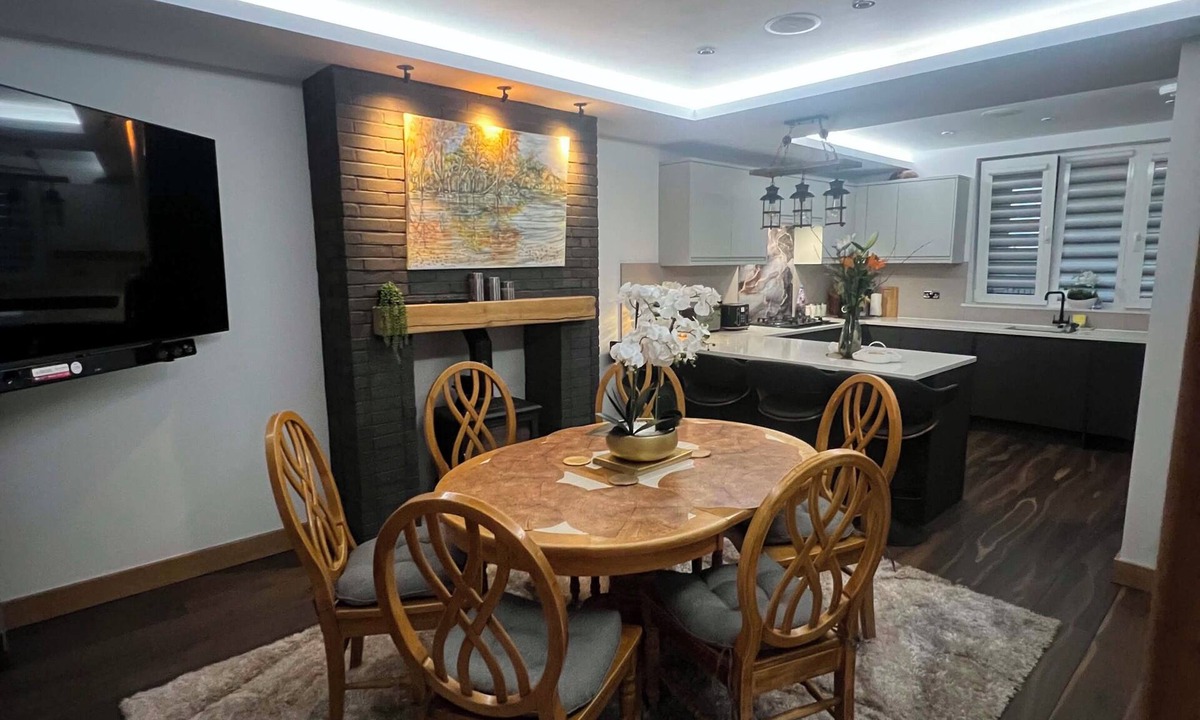Sheffield House | Stylish 5-bedroom home arranged over three floors. It sleeps 10 guests.