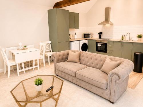 Bourne Apartment | Stylish Apartment in Bourne Town Centre | Sleeps 4