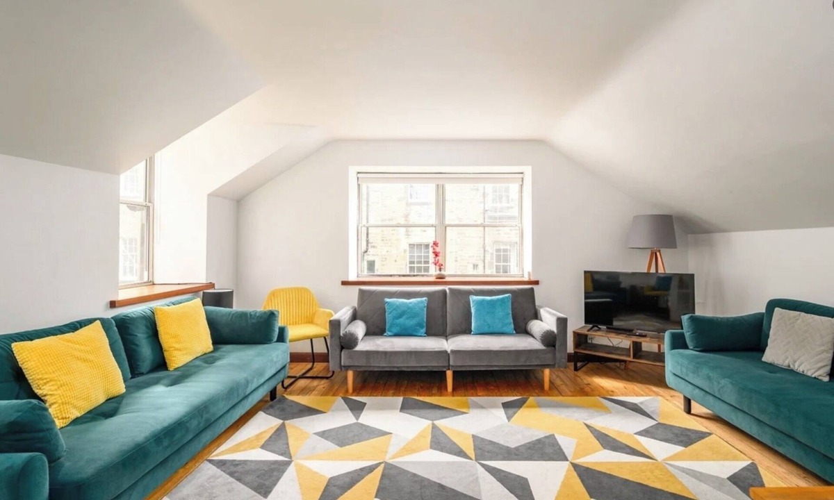 New Town Apartment | Stylish Central New Town Apartment | Private Entrance