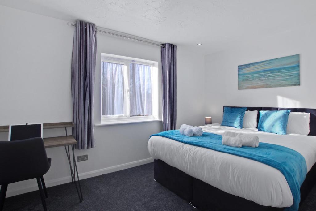 Aylesbury Apartment | Stylish Cosy 2-Bed flat, fast Wi-Fi, Sky Sports, Sky Cinema & Netflix plus 2 free Parking bays