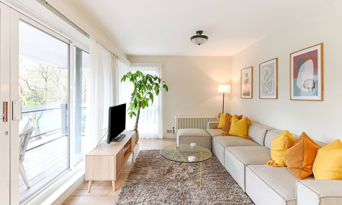 Queen's Gate Apartment | Stylish Kensington Apartment with Hyde Park View Terrace · Sleeps 4