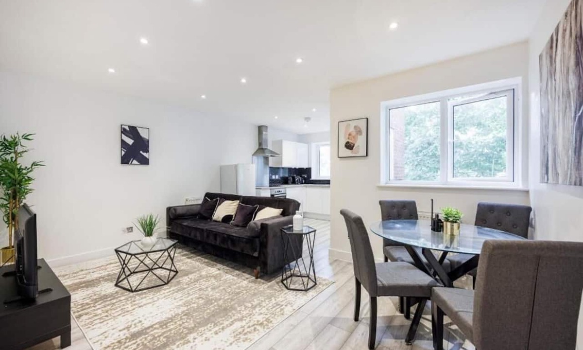 Southend-on-Sea Apartment | Stylish & Spacious 1BR Flat | City Centre Near High Street + Beach