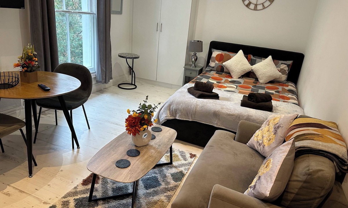 Holland Park Apartment | Stylish Studio Escape in West London