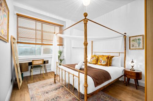 The Westside Apartment | Stylish Two-Bedroom Apartment with Balcony & Parking 9NC