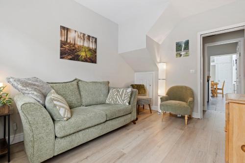 Heworth House | Stylish York Home Free Parking Sleeps 4 - Pass the Keys