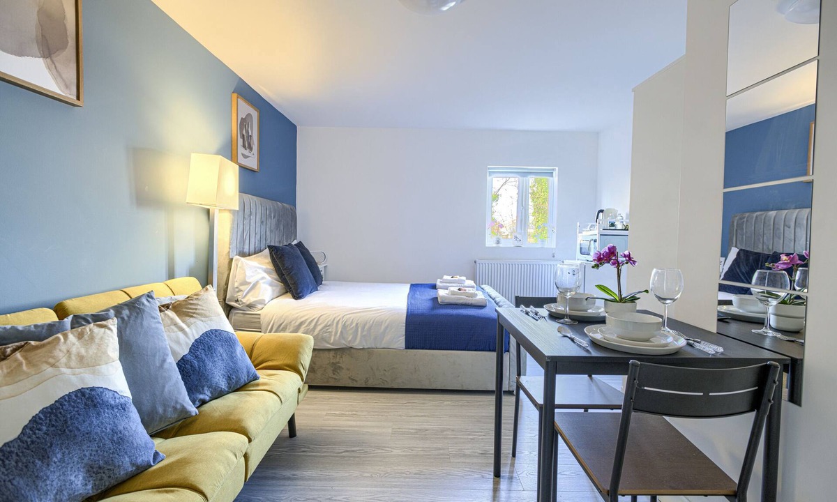 Hackney Central Apartment | Suite-Deluxe-Ensuite-Garden view-7