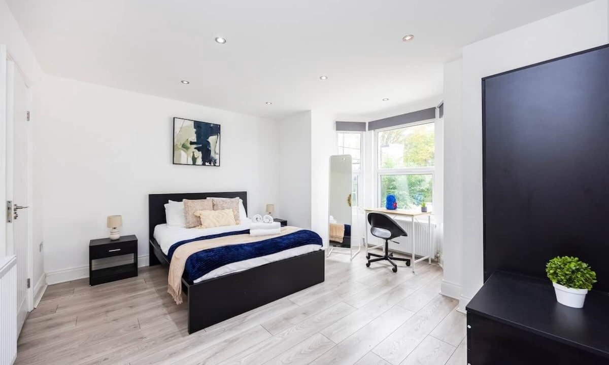 Shepherd's Bush Apartment | Summer Savings, Save More 20% | Spacious 9-Guest Home