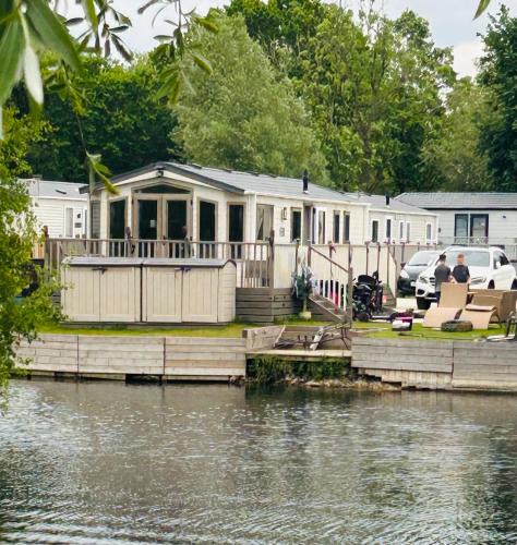 Crowle Resort | Sunset retreat