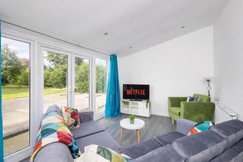 Whitkirk House | Temple by Alt-Stay Contractor Accommodation - 4 Bed Contractor Home With Parking, Wi-Fi & Full Kitchen - Ideal For Long stays