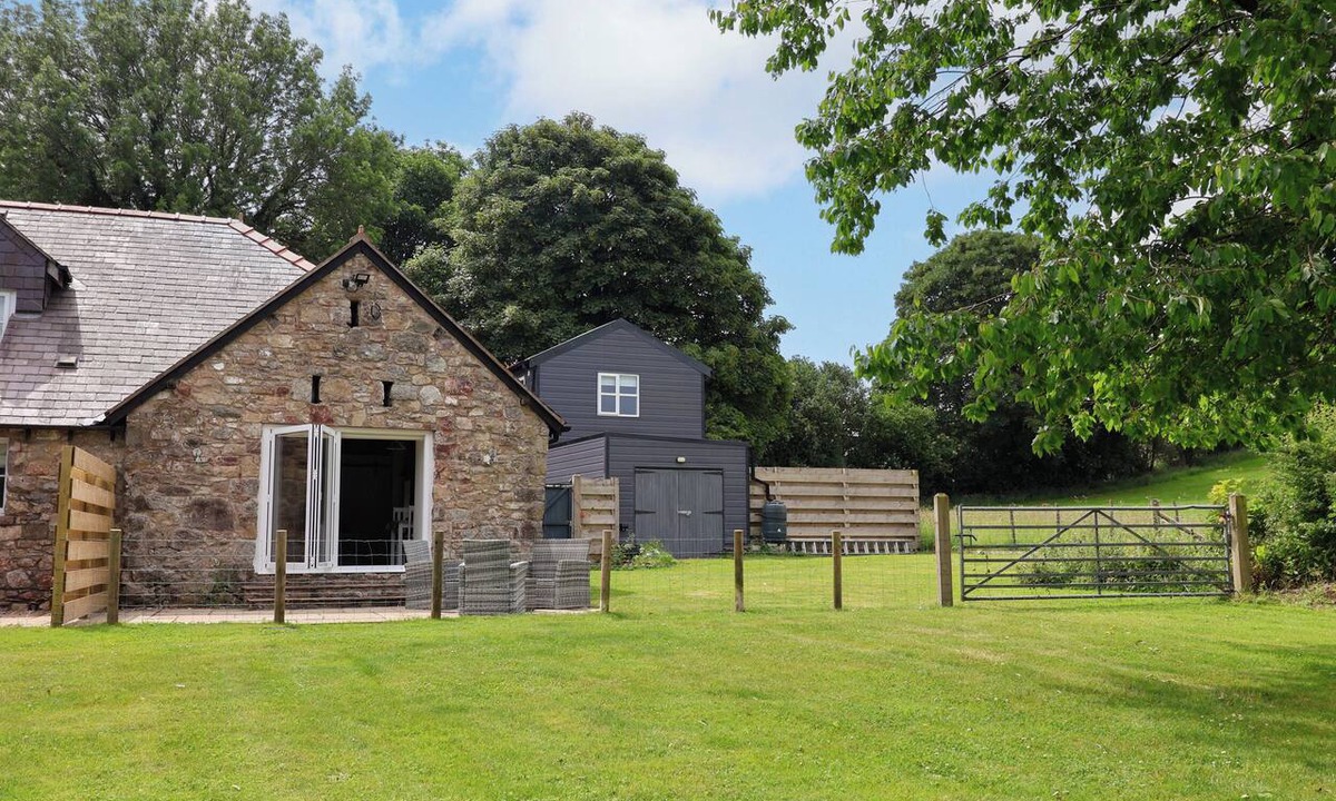 Mold Cottage | THE BARN, pet friendly, luxury holiday cottage in Tafarn-Y-Gelyn