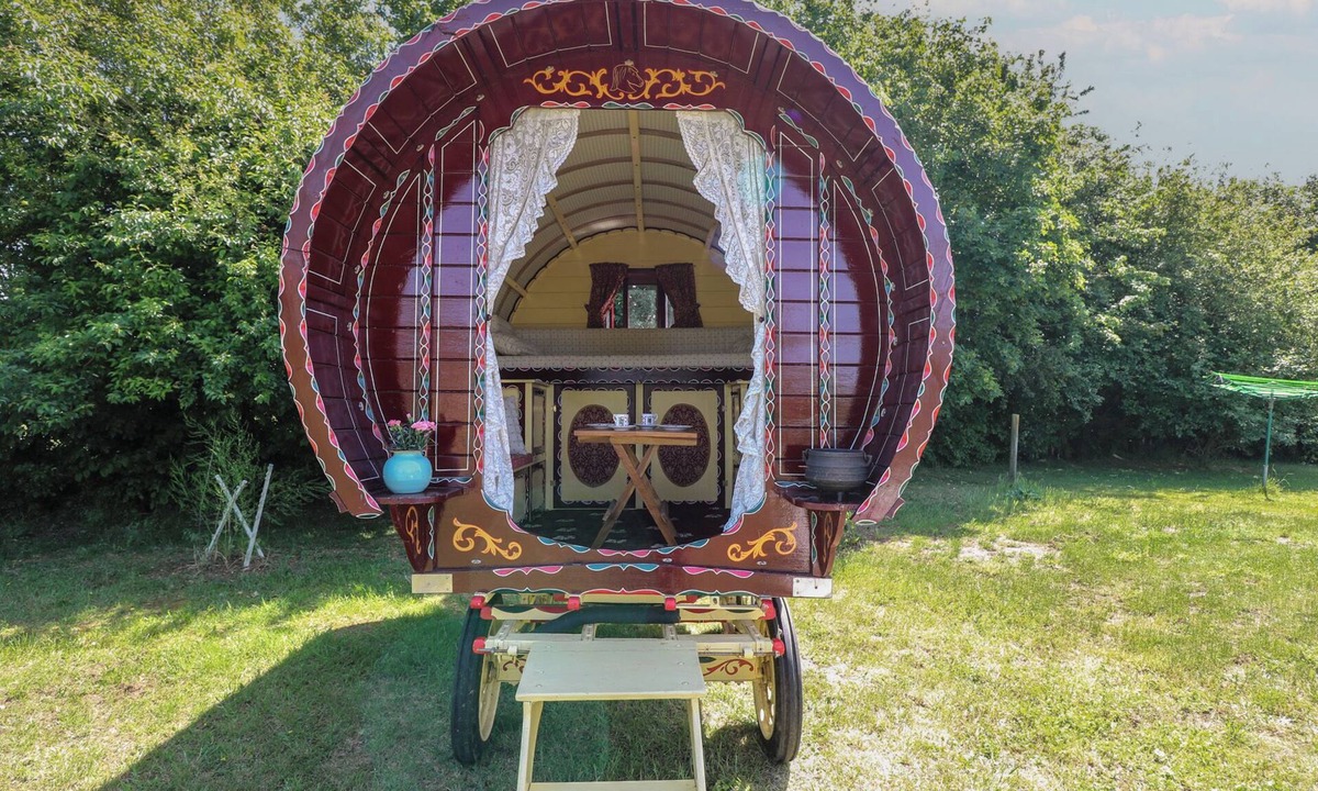 Stoke Ash Cottage | THE BOWTOP GYPSY CARAVAN, pet friendly, with a garden in Thorndon
