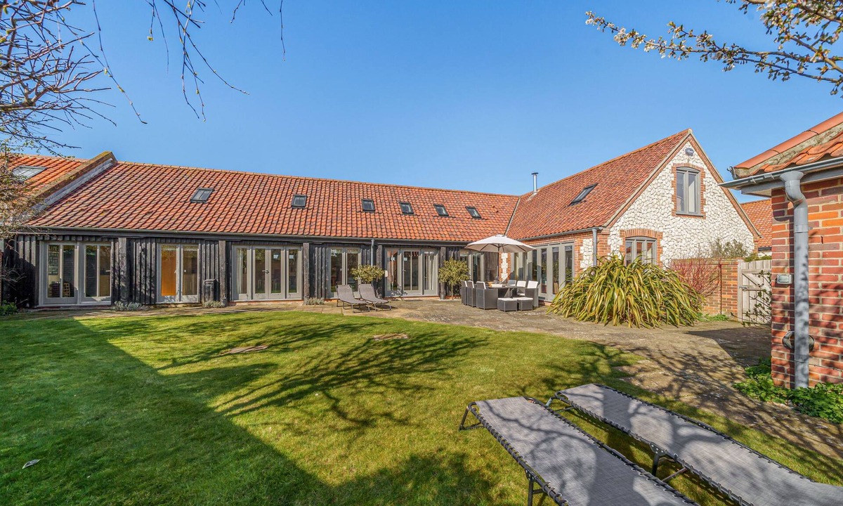 Titchwell Cottage | The Cartshed 6 Marshland Barns 2 bedrooms - sleeps 4 guests in 2 bedrooms