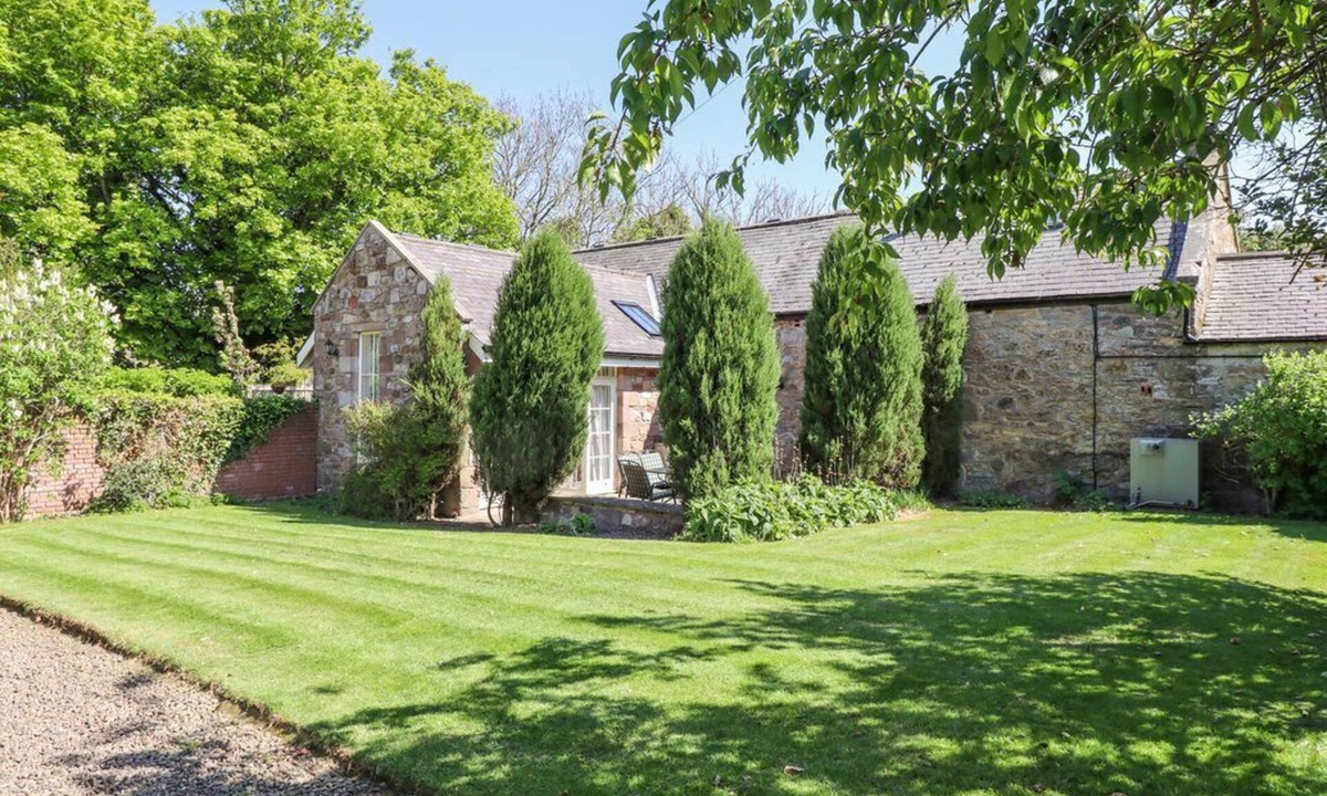 Lowick Cottage | THE COACH HOUSE, pet-friendly, in Lowick
