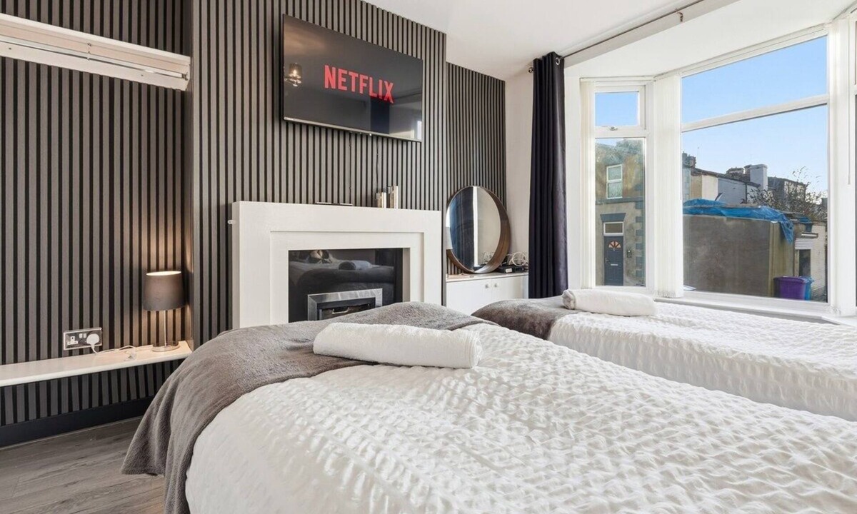 Kirkdale House | The Crews Quarters Anfield - Sleeps 10 - Modern