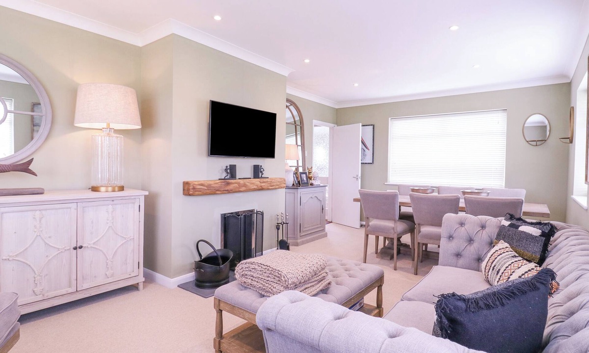 Saint Osyth House | THE FARMHOUSE, pet friendly, with hot tub in St. Osyth