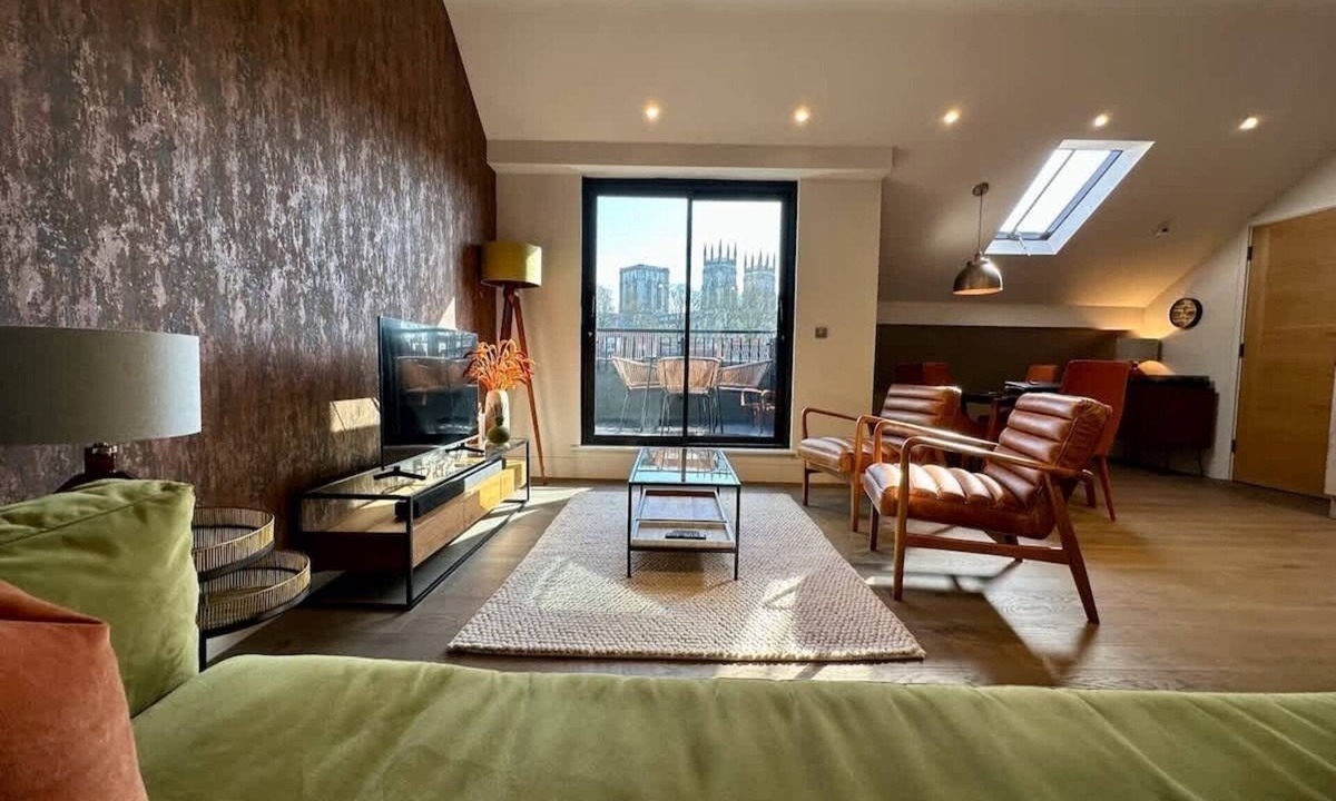 Bootham Apartment | The Garret- Luxury Loft Apartment w/South-Facing Balconies in York