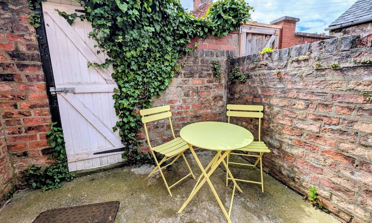 York House | The Heritage Hideaway | King bed & Free parking