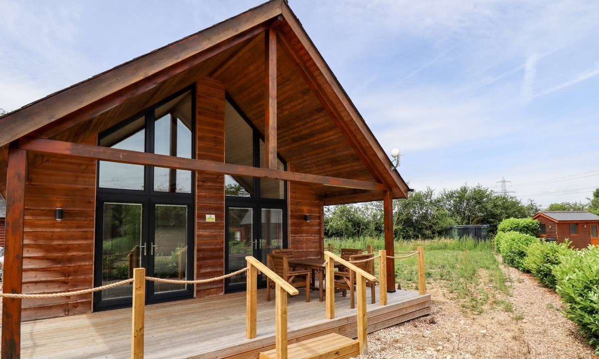 Aubourn Cottage | THE LILAC OWL, pet friendly, with hot tub in Thorpe-On-The-Hill